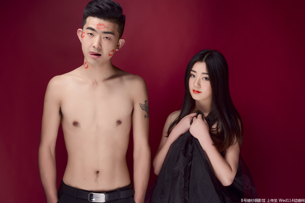 帥氣型男超浪漫求愛:99朵玫瑰、三份浪漫禮物(圖2)