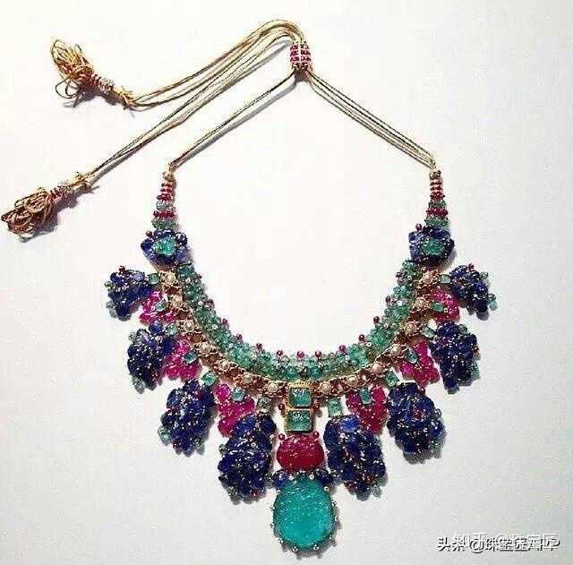 珠寶高端奢侈品品牌網(wǎng)站方案特點強、美觀、高效、建設(shè)費用高(圖3)