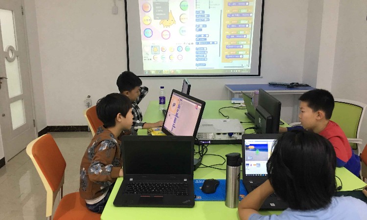 php編程培訓(xùn)大學(xué)計(jì)算機(jī)專業(yè)就業(yè)遇瓶頸，四個(gè)月歷練成PHP編程達(dá)人剛php編程培訓(xùn)教育班(圖2)