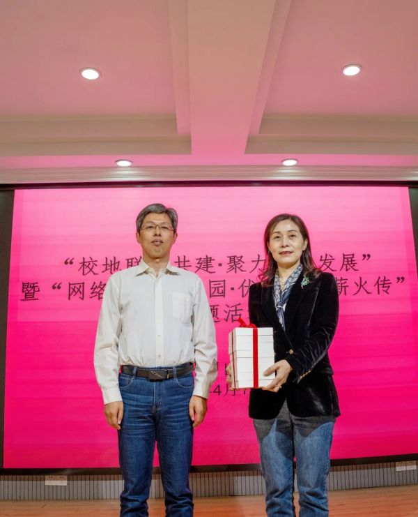 騰云網(wǎng)絡組織會員共同探討建設文明網(wǎng)站，發(fā)起爭做中山好網(wǎng)民倡議